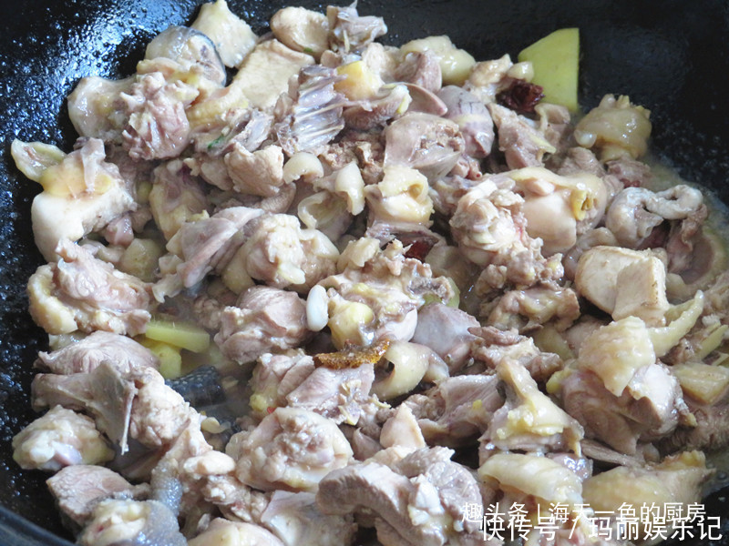 炖鸡|回农村老家,公公用柴火炖鸡,味道确实很香,一大盆没够吃!
