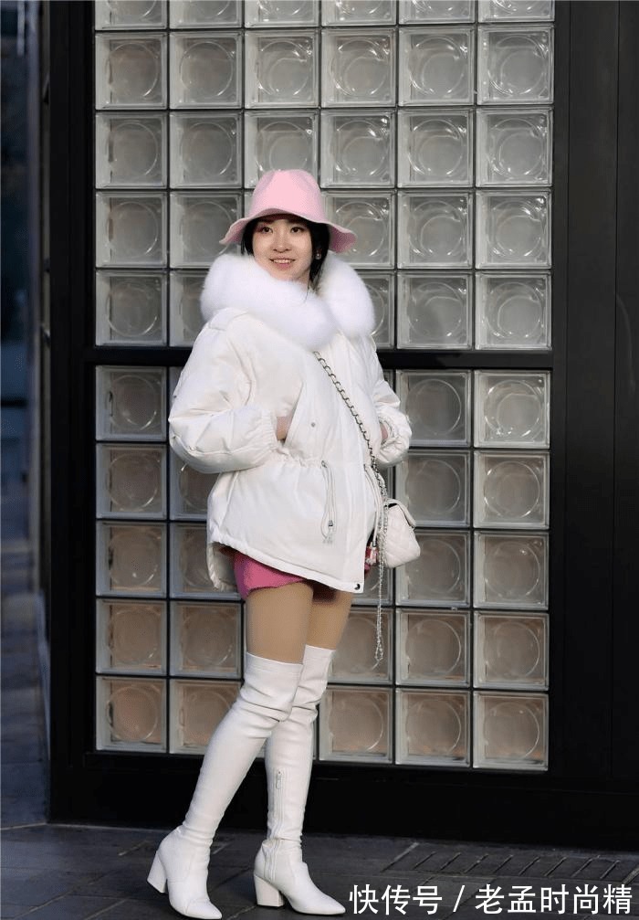 粉红色|白色过膝长靴,粗跟尖头设计,搭配白色短款羽绒服