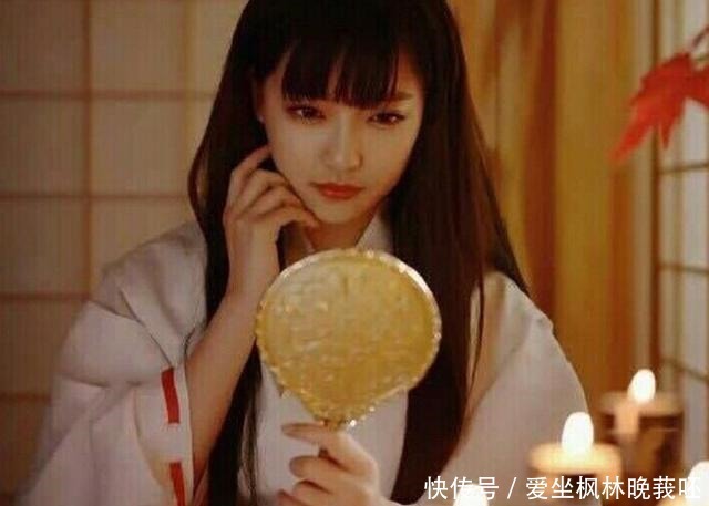 多情明月洒东墙,拥蟾光,理红妆