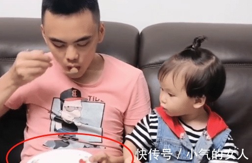偷吃|奶爸趁娃不注意“偷吃”,萌娃发现后“给一巴掌”的反应绝了