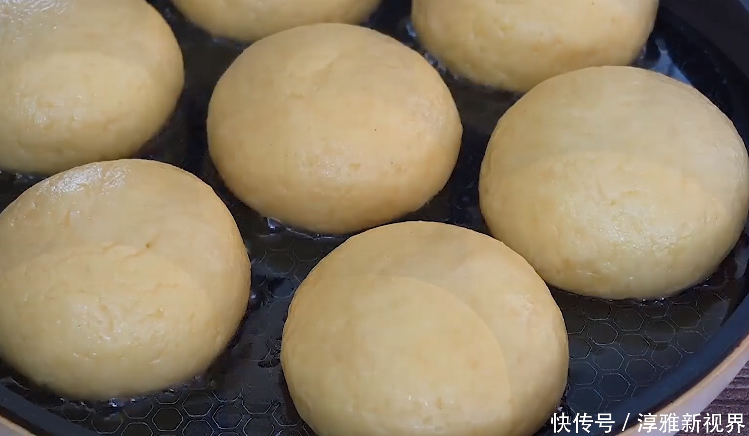 十足|用玉米面做菜饼子,外酥里软,馅料香味十足,我能吃5个,真解馋