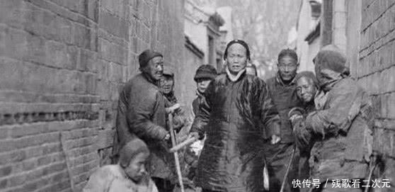 嫔妃|罕见的晚清老照片：宫中的嫔妃格格很漂亮，普通老百姓却穷苦万分