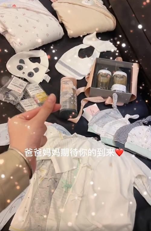 小猪|兜儿做完四维图后，提前给吨吨买婴儿用品，衣服款式暴露孩子性别