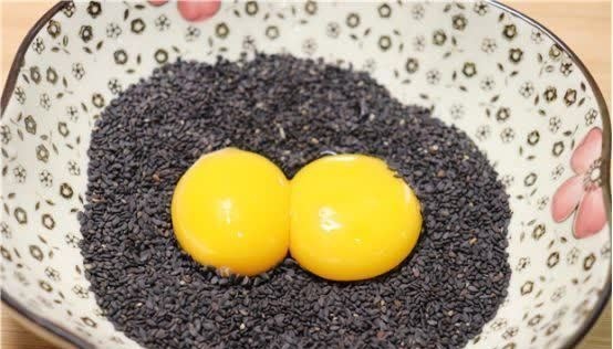 小片|黑芝麻这样做太吃了,加2个鸡蛋,简单一搅,出锅小孩抢着吃