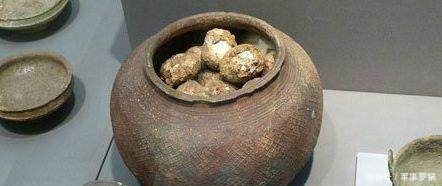 西周古墓挖出一陶罐,里面装满了鸡蛋,两千多年前的鸡蛋啥样子