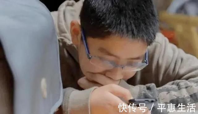可怜天下父母心|儿子痴迷二次元不愿意上学,母亲痛心疾首:我不想给社会养个累赘