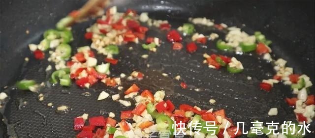 包子这样做,柔软鲜嫩,不用揉面、不用擀皮,做法简单又营养!