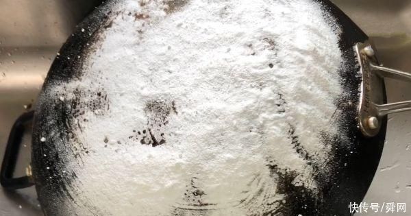 饺子|在锅底贴上几张纸巾有什么用?轻松解决去垢难题，简答实用