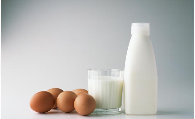 近视|孩子近视因缺钙锌铬,吃这些食物,保护视力孩子营养均衡