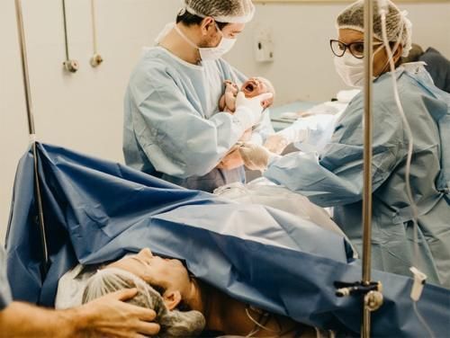 麻醉师|请问在生孩子的时候可以要求全程女性医生和护士吗?