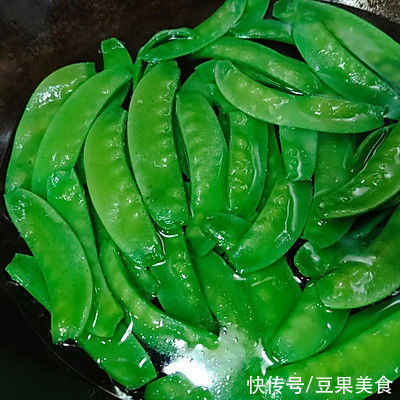 荷兰豆|快手年夜菜——麻辣肠炒荷兰豆