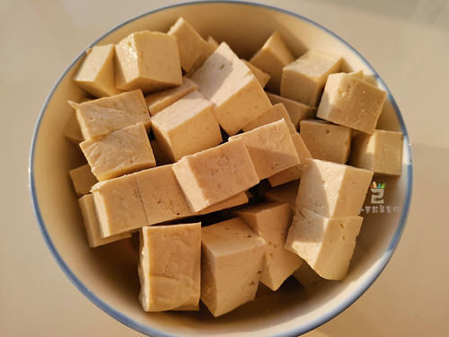 食材|在家做豆腐,牢记别直接下锅,多加1步,豆腐鲜嫩入味,咋做都香
