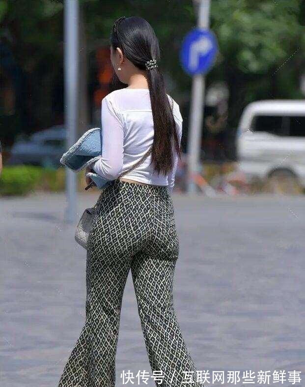 阔腿裤 花色打底裤搭配黑色上衣,运用叠穿,变得更有时尚感!