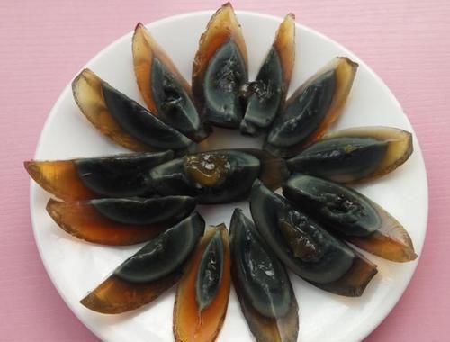 完整|凉拌松花蛋,很多人第一步就做错了,教你一招,松花蛋完整不沾刀