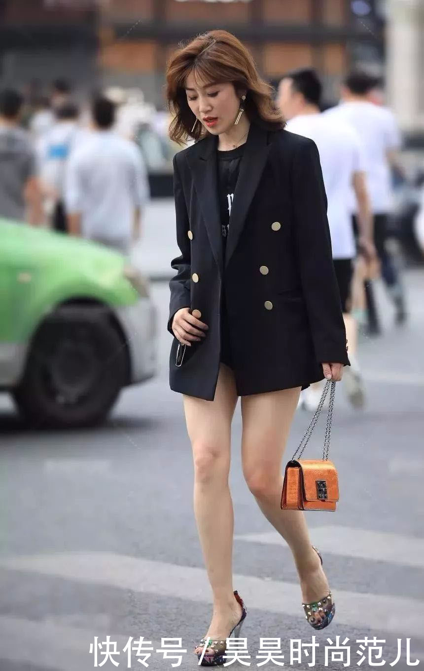选择|气质女生的秋日穿搭,一身成熟黑色西装外套+短裤搭配,大胆知性