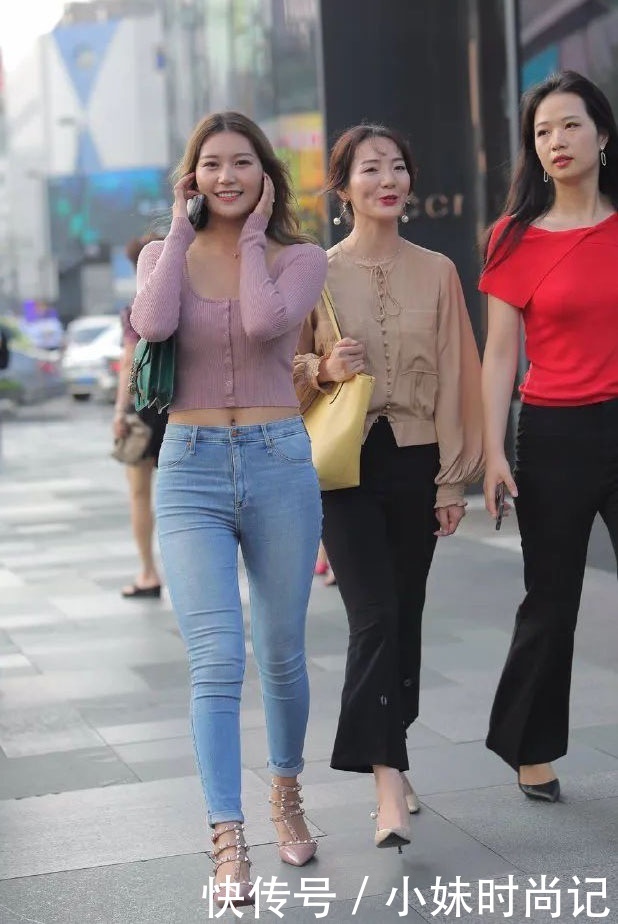 简单时尚|牛仔裤怎么穿搭显瘦不臃肿?试试搭一件针织小开衫,时尚又显身材