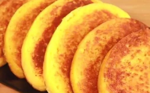 家里有玉米面一定要学做它,不用烤箱,咬一口直掉渣,太香了