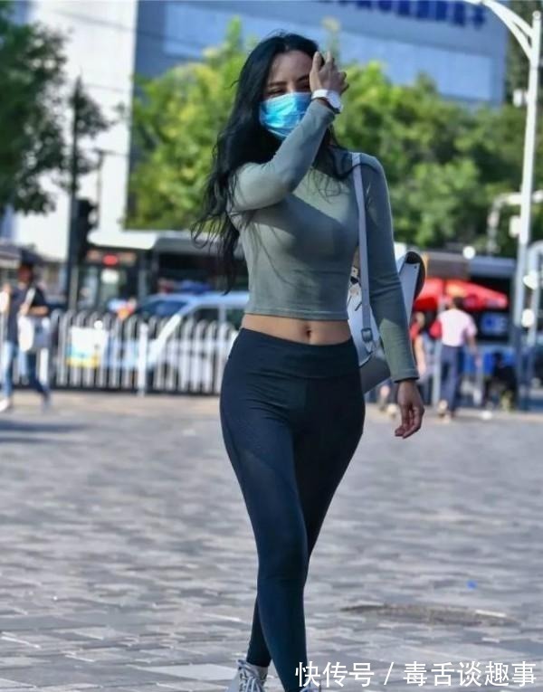 美女 打底裤“俗气”?不存在的,时髦又显瘦,30岁女人穿了都说好