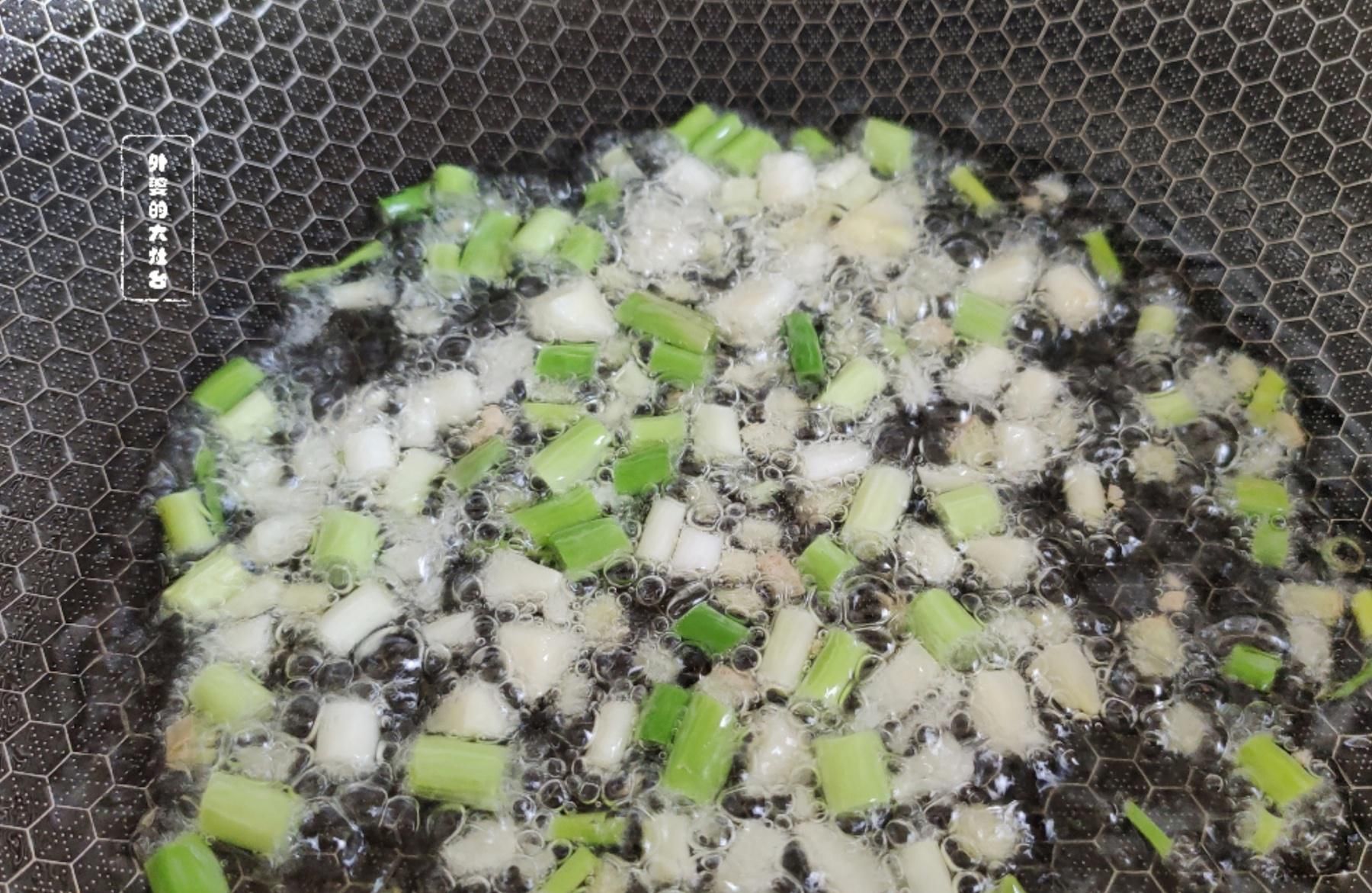 猪毛菜|遇见这个没人要的野菜，一定要多摘一些，简单一炒，别提多香了