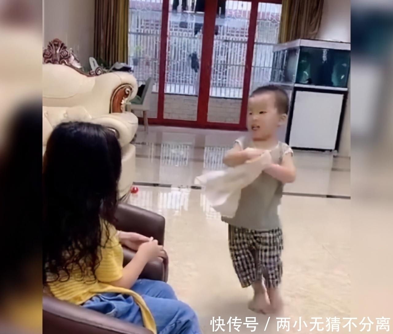 弟弟“伺候”姐姐走红，姐姐刚洗完澡就递毛巾，网友：最卑微二胎