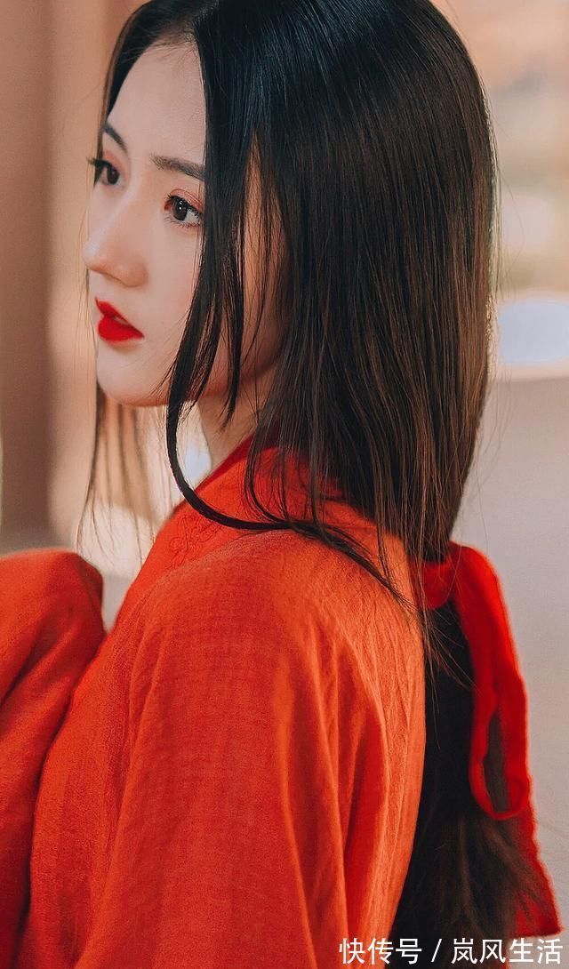 歌女们#柳永很深情的一首词,开头3句就写尽流浪之悲,最后14字冠绝今古