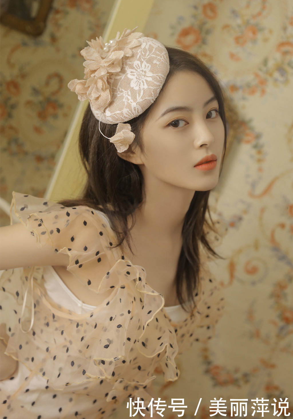 白嫩|美女写真透明纱裙美女白嫩美腿性感写真图片