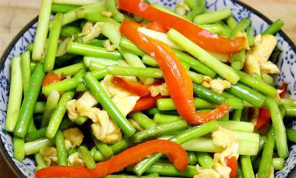 蒜台炒鸡蛋|低温天气孩子怕冷发育慢,吃的长高菜,补钙长高,强身开胃下饭