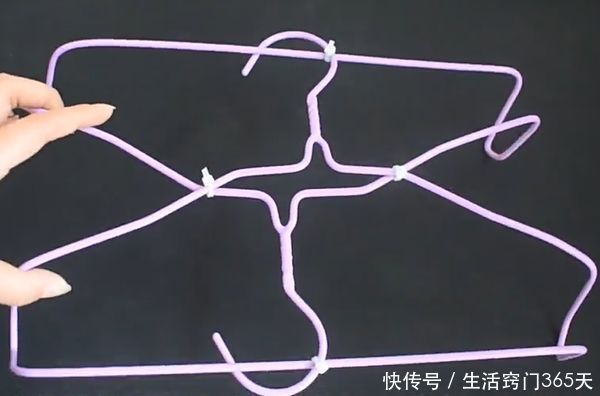 2个衣架折一折绑在一起,放在家里超实用,解决了家家户户的难题