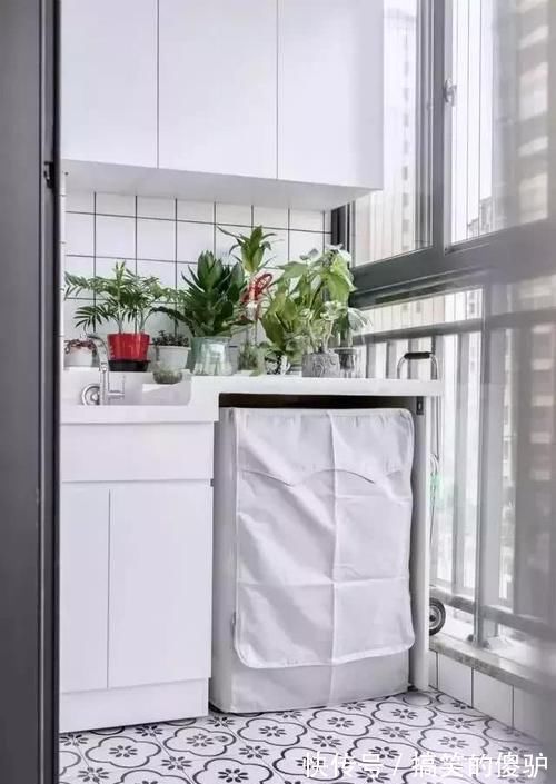 卧室|老婆将卧室飘窗改造书桌,瞬间多了一个书房,太棒了