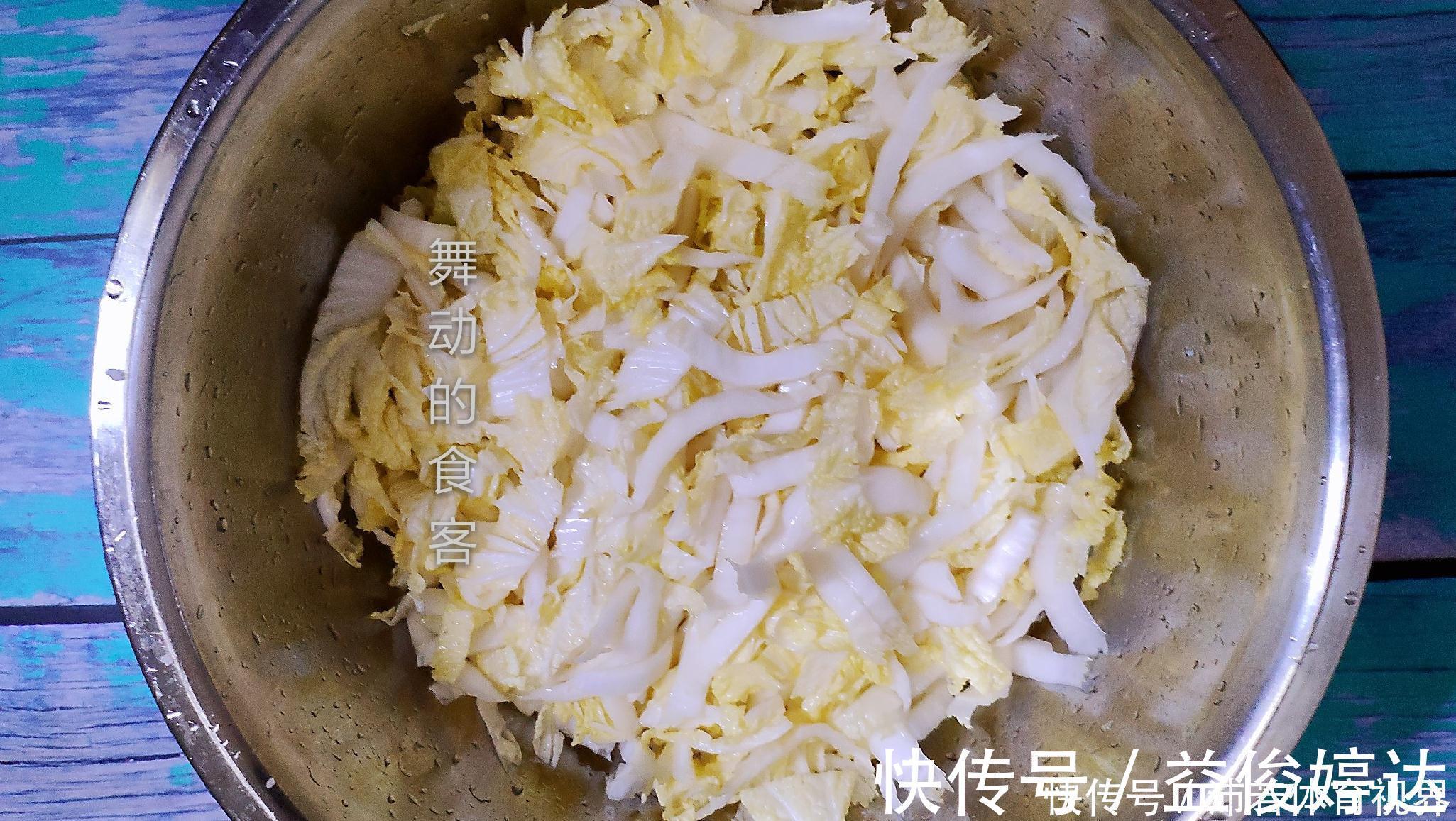 土鸡蛋|一家3口,4个鸡蛋,一棵白菜,媳妇儿子上桌就抢,还直呼饭煮少了