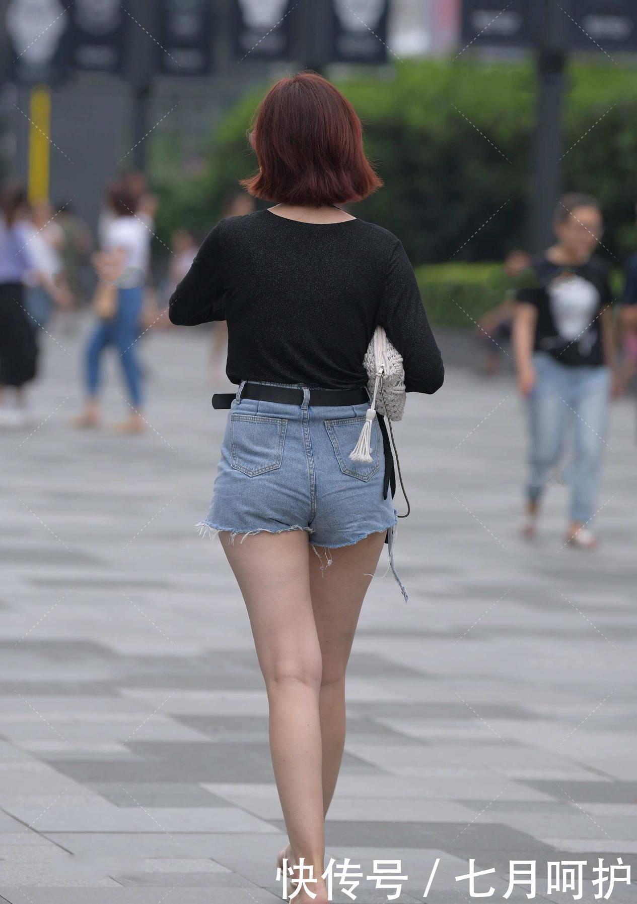 休闲|休闲的牛仔短裤，怎么搭怎么好看，真是闭眼入的款式