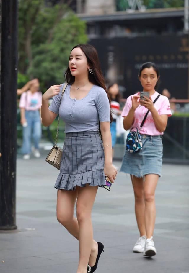 T恤衫|街拍美女小姐姐怎么穿才好看,紧身T恤衫来衬托,优雅大方