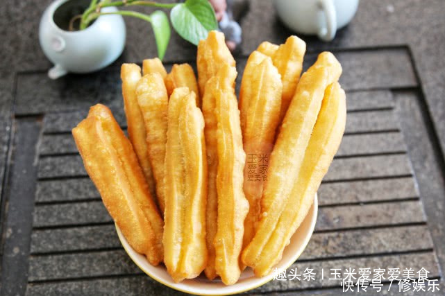 早餐店油条配方，个个空心酥脆，学会了在家做，想吃油条不用买