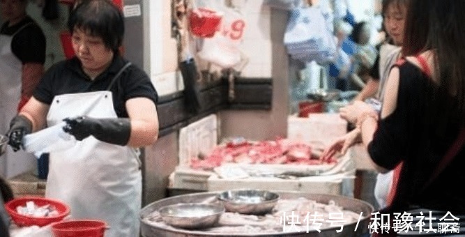 为什么买鱼时,鱼贩子总是给我们黑色塑料袋原来是有“套路”的