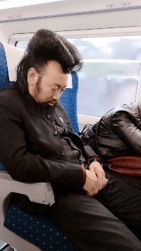 |搞笑GIF:都建功立业了,还是改不掉看见妹子就想抱的冲动