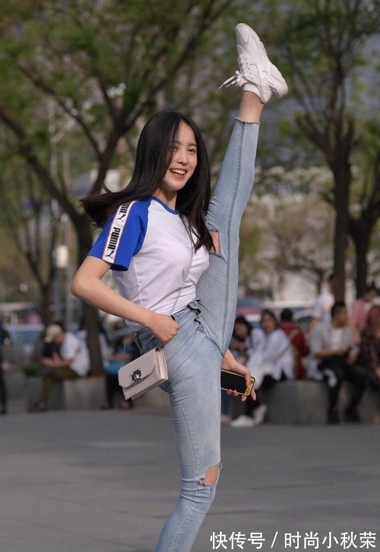 牛仔裤|街上展示一字马的牛仔裤少女,不怕男友回家揍你吗?