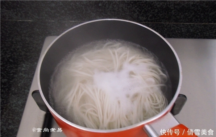 这几样食材搭配煮面,营养丰富汤很鲜,补气血,早餐常备