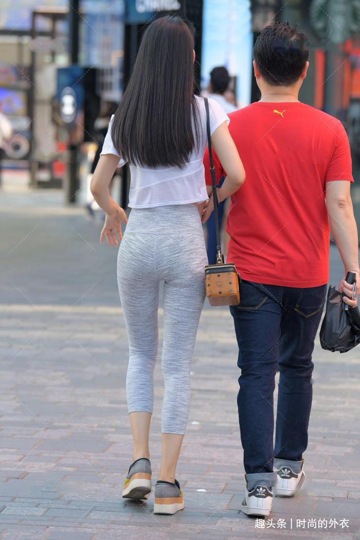 九分裤 初秋穿修身运动装出行,舒适减龄显身材,还能秀出阳光靓丽的造型