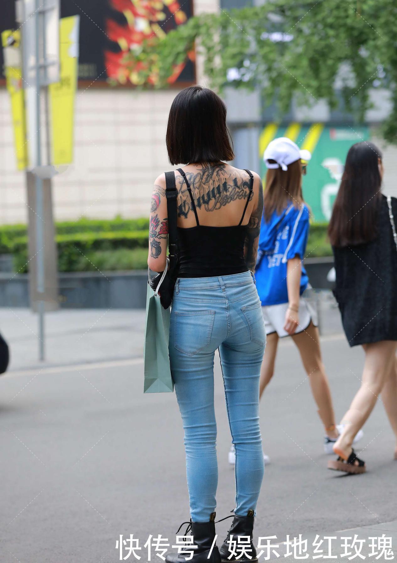 搭配|黑色无袖背心搭配浅色牛仔裤,穿出自己的风格,穿出自己的时尚
