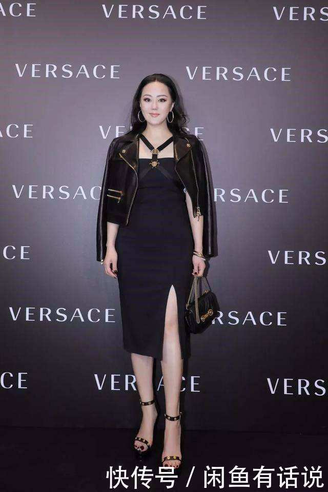 穿搭|章小蕙虽然身材微胖,穿蕾丝吊带裙却很显气质,一张旺夫脸最抢镜