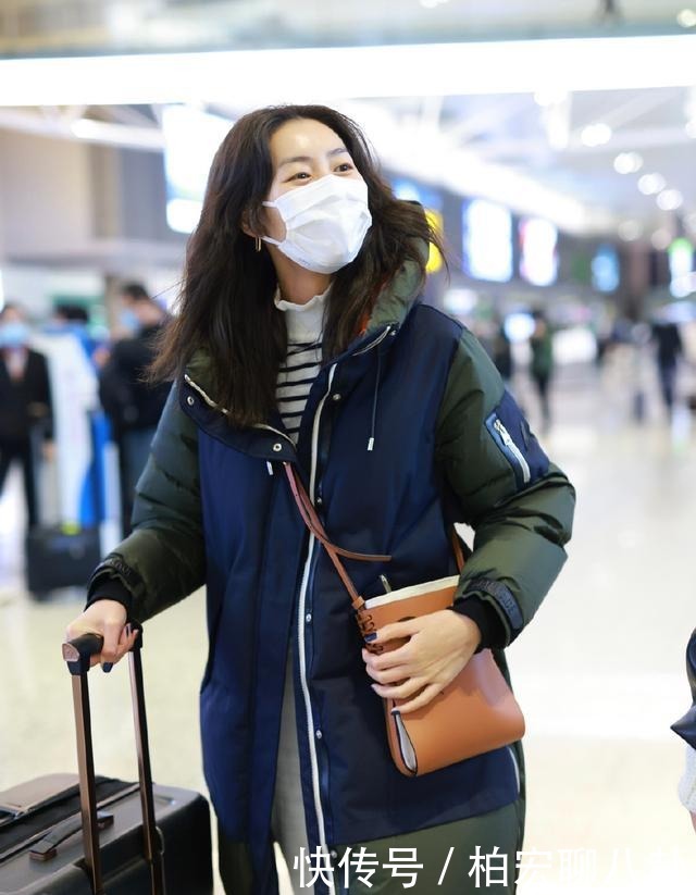 简单|刘雯不愧是超模,穿羽绒服配条纹衫简单随性,普通服装穿出高级范