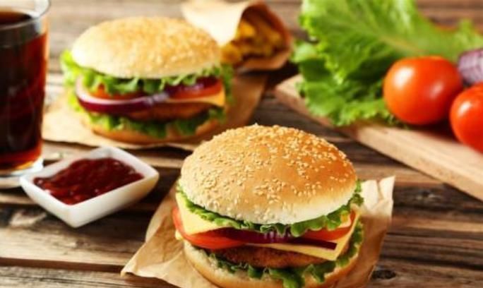 腹中娃|孕妈满足口腹之欲,腹中娃却遭殃,嘴馋的孕妈要注意避开这些食物