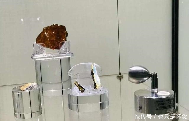  有家|腾冲有家博物馆藏一块琥珀，琥珀中有只带牙的鸟，它是最小的恐龙