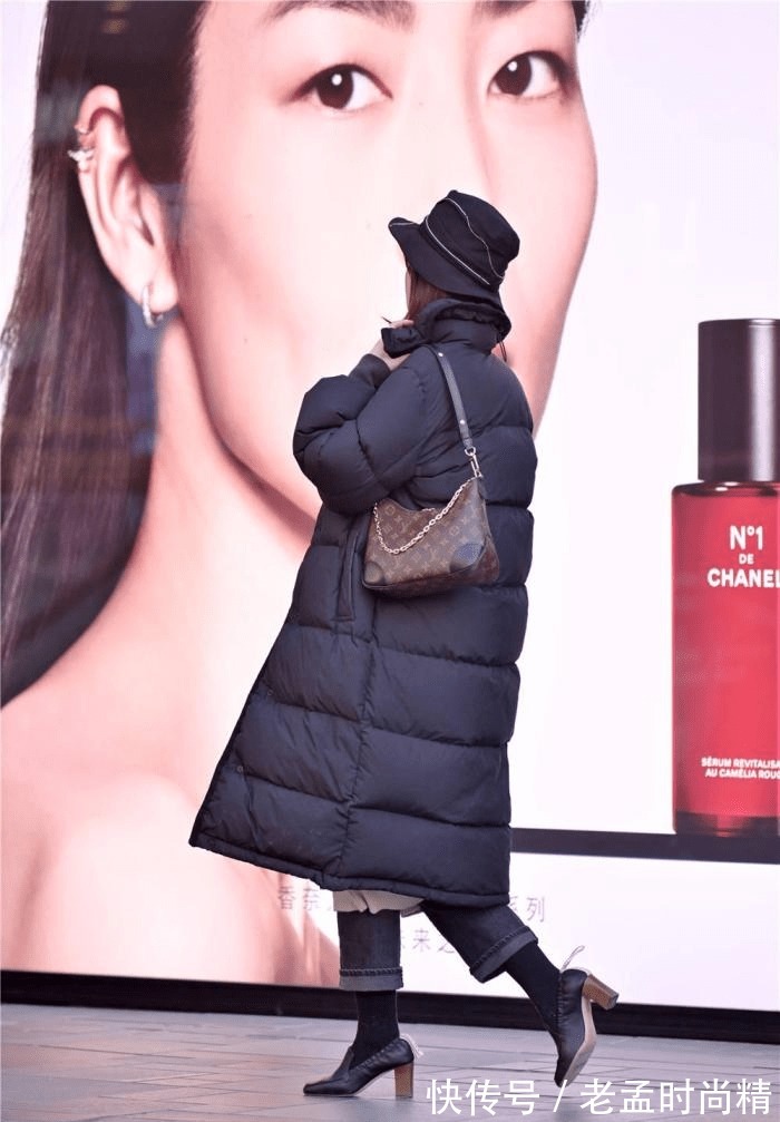 保暖|冬季要搭配羽绒服,长款风格搭配简单,还显得时尚大气