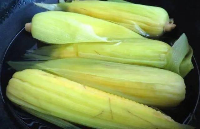 比买|煮玉米时,只放清水就错了,多加一点“它”,鲜甜软糯,比买的香