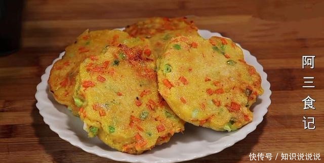 玉米面里打2个鸡蛋，比吃肉还香，我家每次做一大盘，上桌就扫光