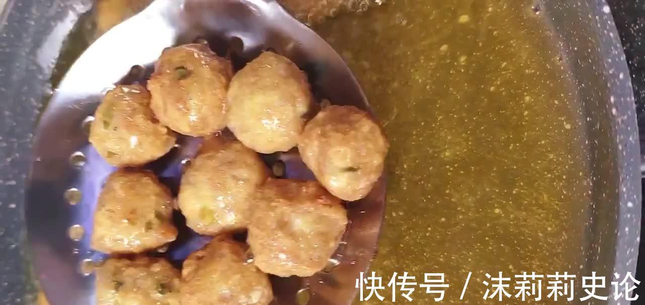 北京传统名菜焦溜丸子,外酥里香汁浓味美,老人记忆中的经典美食