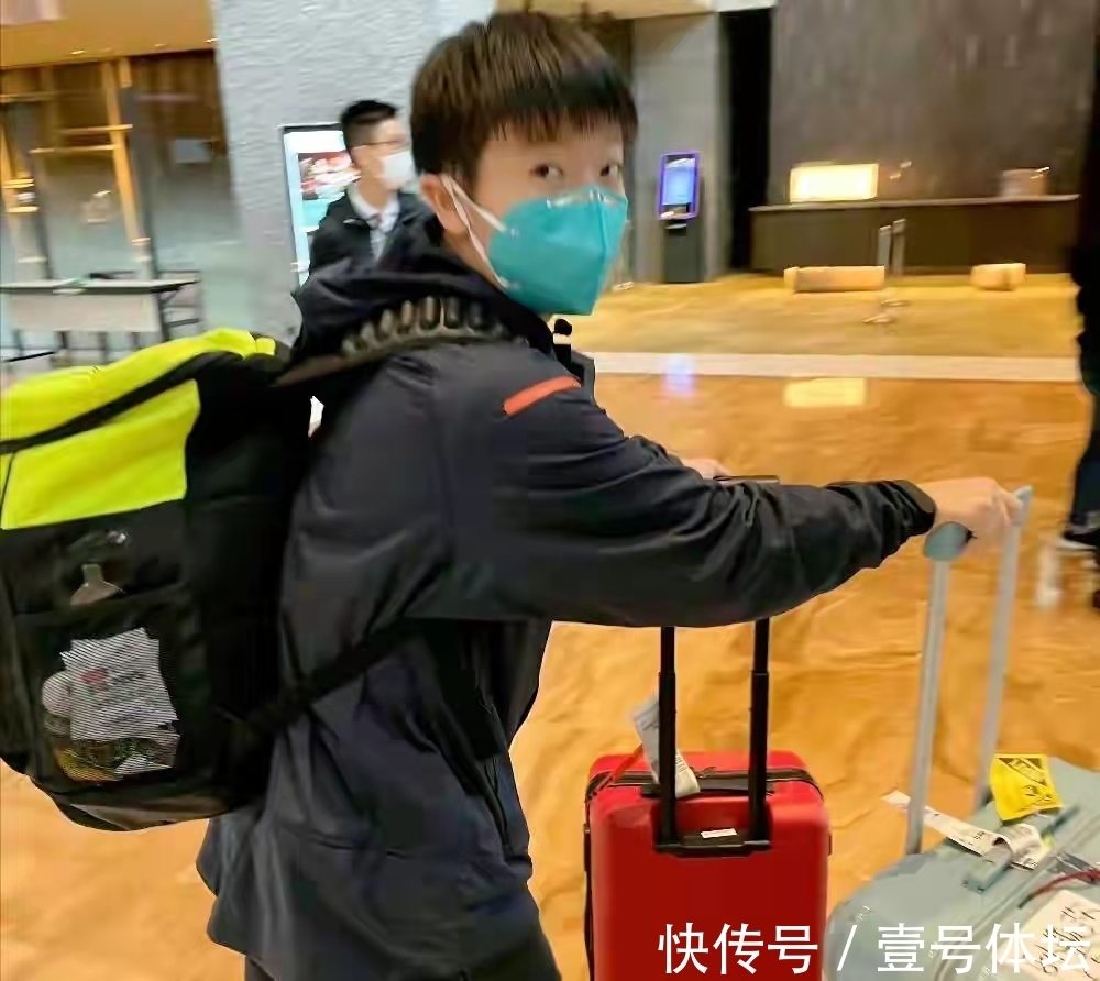 莎莎|国乒载誉回归!莎莎、樊振东大包小包同步伐,刘国梁乐了