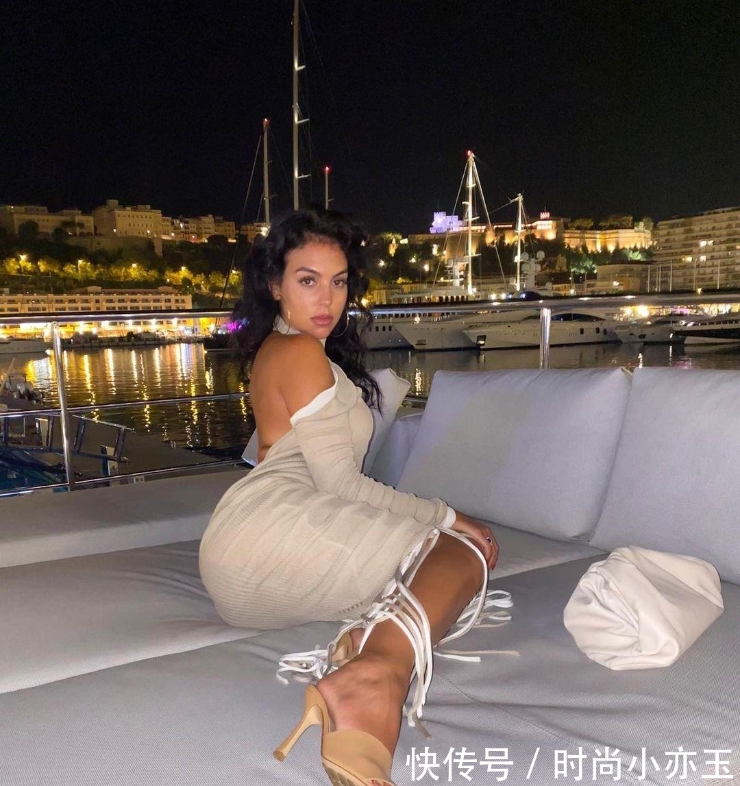 c罗|乔治娜穿一身迪奥配拖鞋，喝水也要扭成S形，脚蹬汽车座椅不文雅