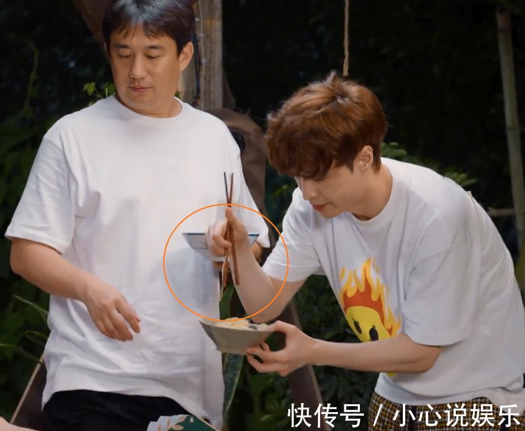 張藝興|張藝興化身“干飯人”，不顧碳水大口吃面，續面條的筷子細節亮了